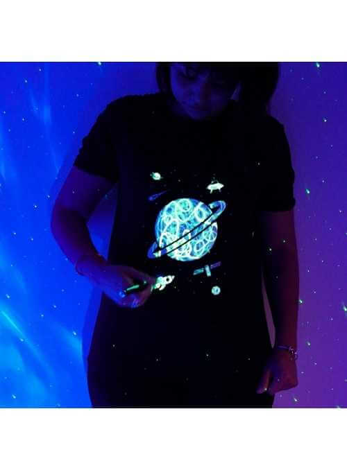 LIMITKA Detské zábavné iluminačné tričko čierne PLANÉTA +laser svetielko, 5-6 rokov